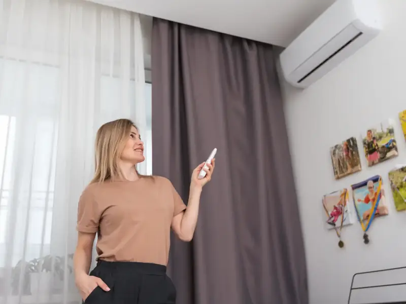 Climatisation murale installée en hauteur dans une chambre