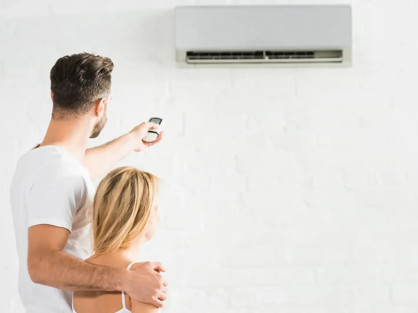 Un couple profite de l'air frais d'une maison climatisée pendant l'été