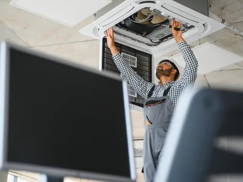 Entretien d'une climatisation cassette encastrée au plafond d'un espace de travail