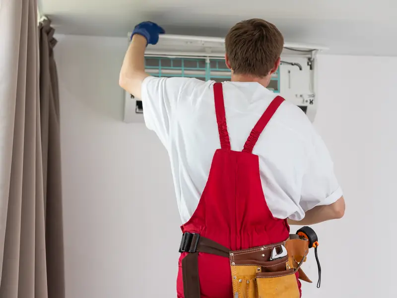 Entretien d'une climatisation murale installée dans une chambre
