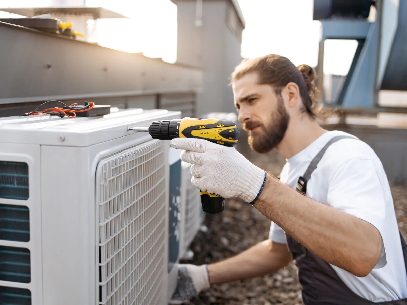 Fixation d'un groupe extérieur de climatisation sur son support