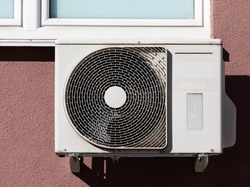 Groupe extérieur de climatisation fixé sur une façade
