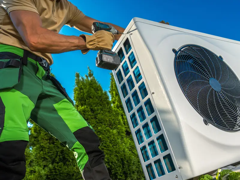 Installation d'un groupe extérieur de pompe à chaleur air-air par un technicien