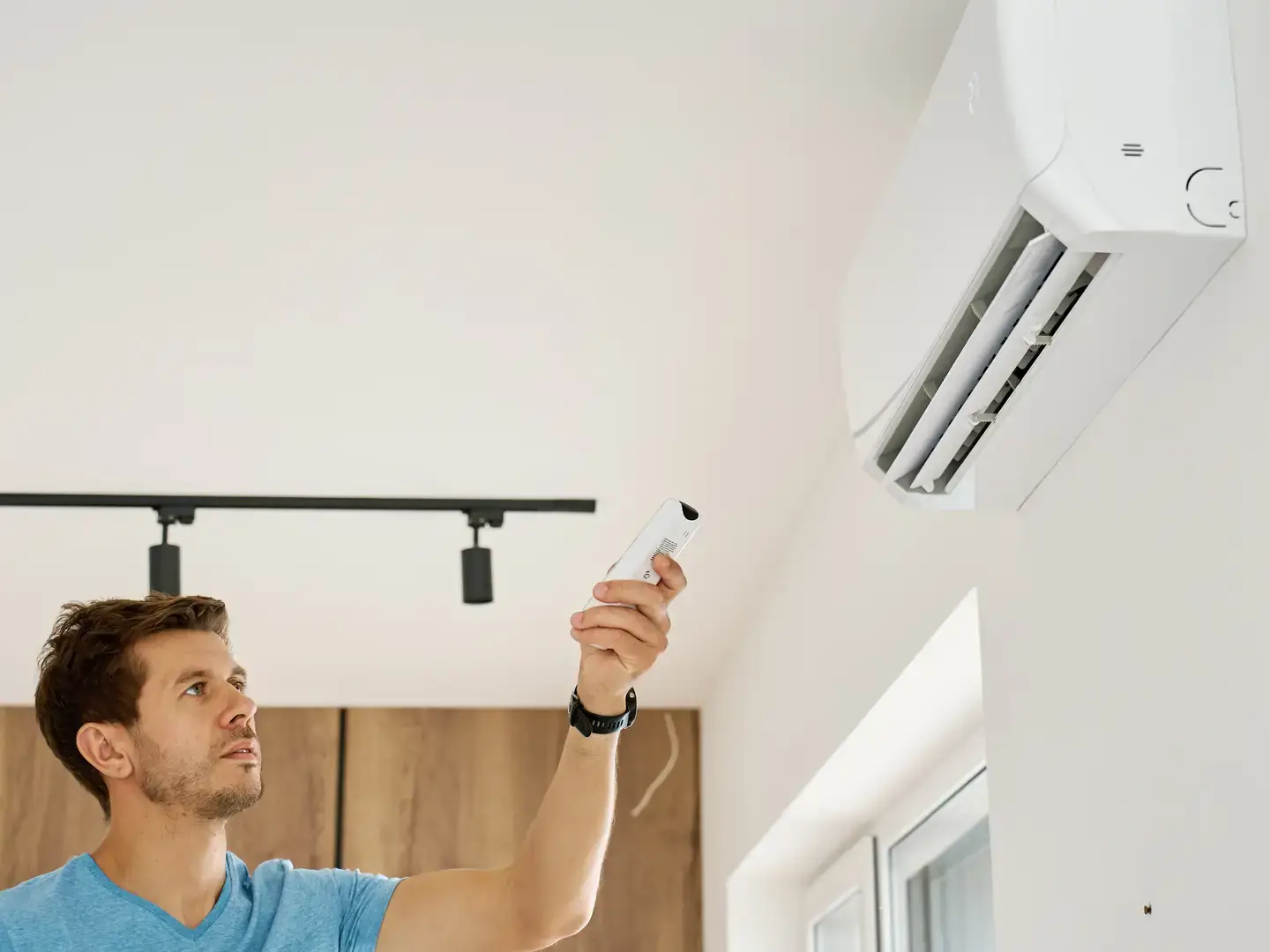 Mise en marche d'une climatisation murale fraîchement installée