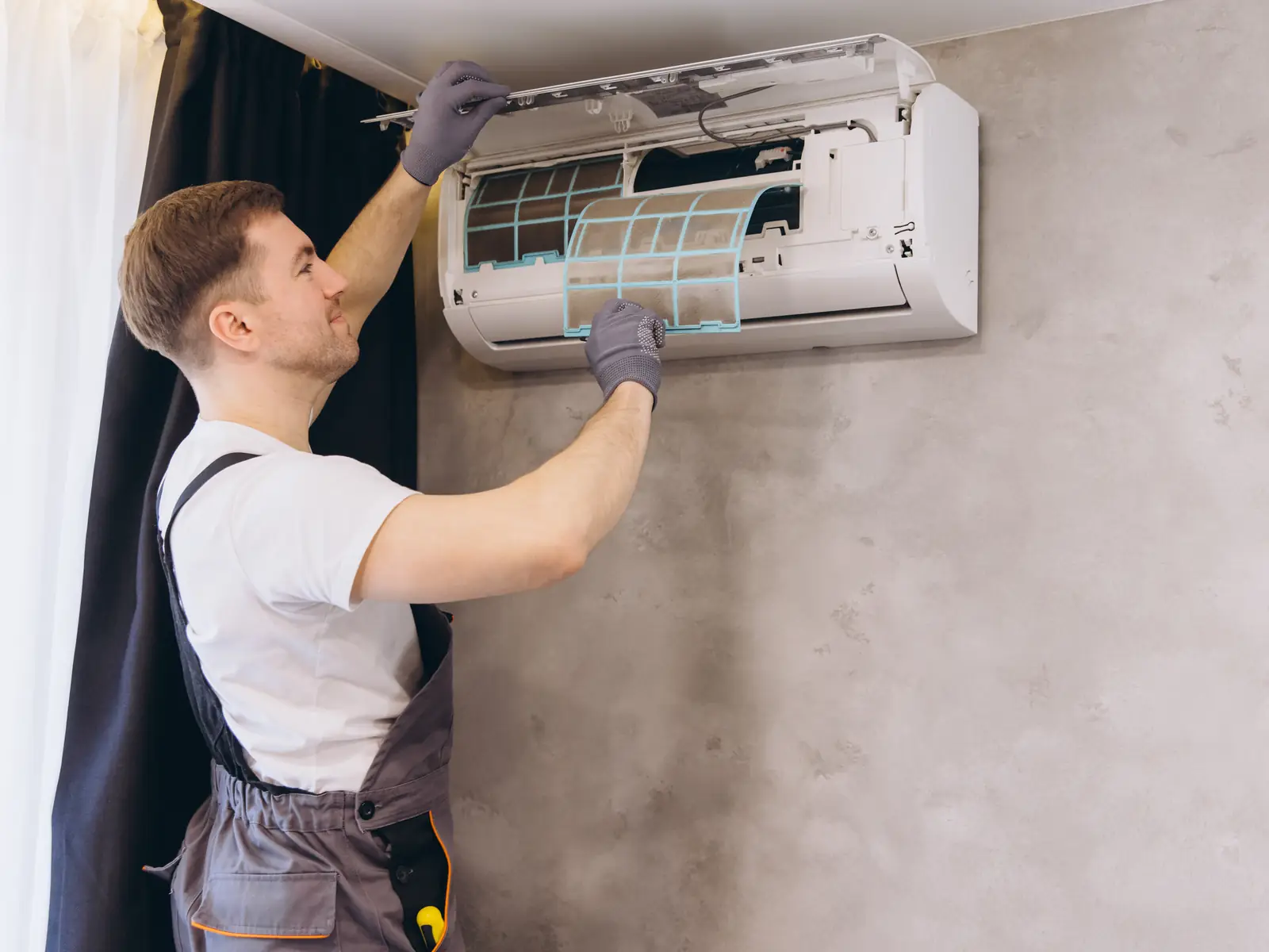 Nettoyage d'une unité intérieure de climatisation murale, façade ouverte