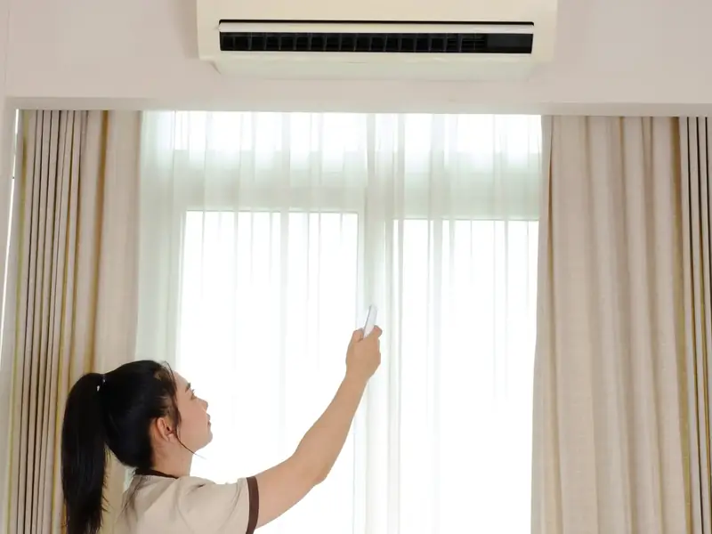Réglage d'une climatisation murale dans une chambre à l'aide de la télécommande