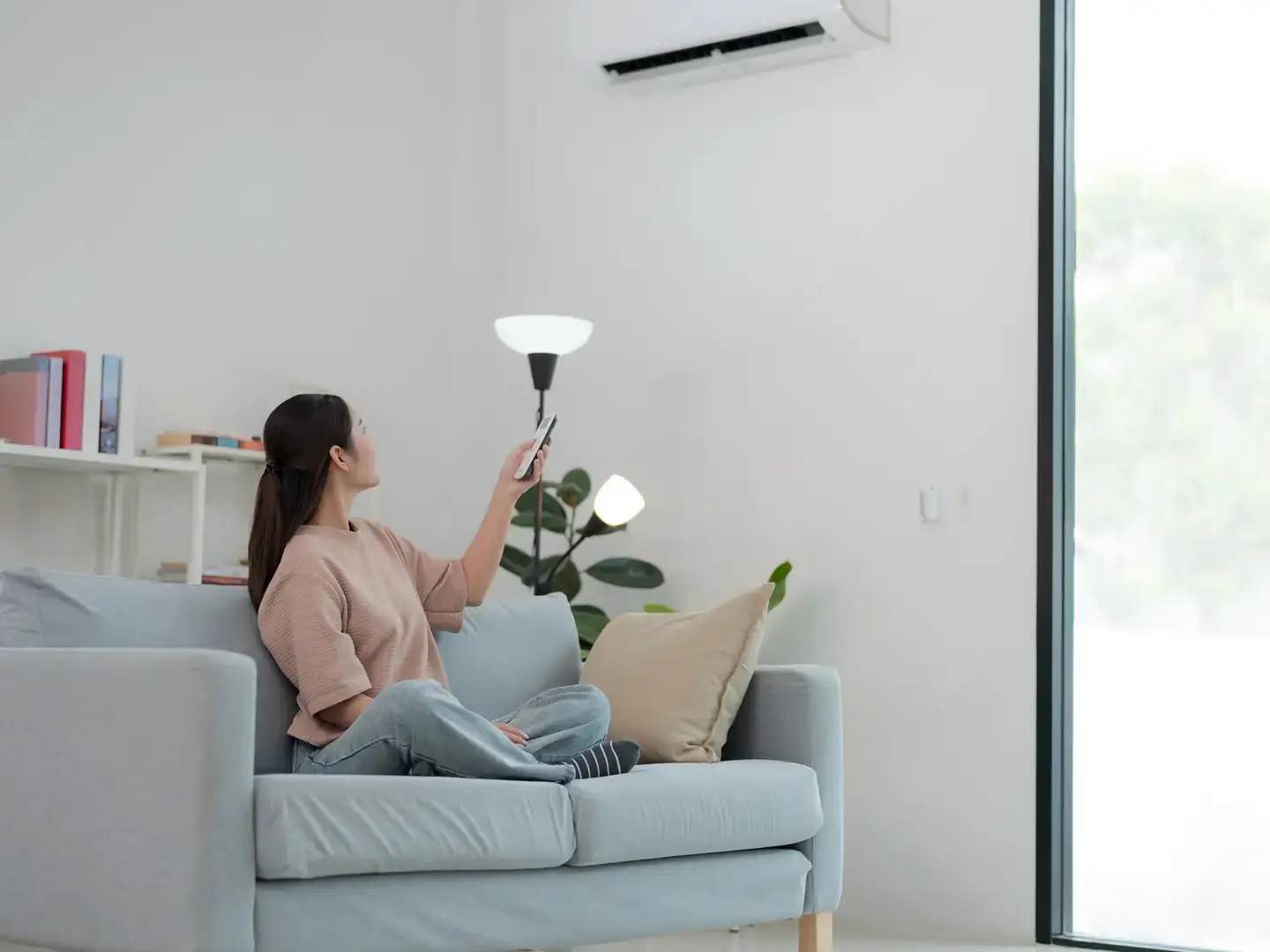 Séjour lumineux et climatisé d'une maison, pièce de vie à rafraîchir