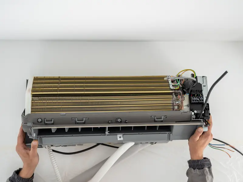 Unité intérieure de climatisation raccordée au mur par un installateur
