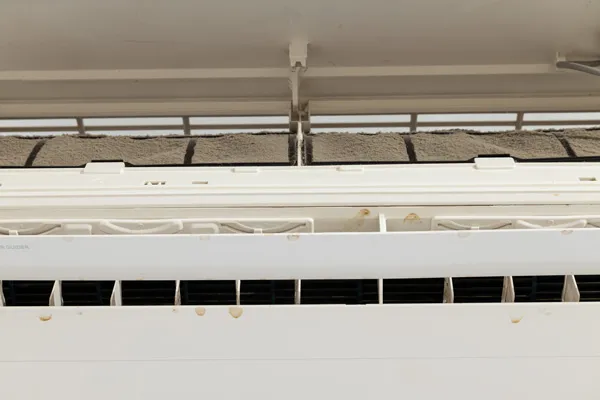 Entreprise de nettoyage de climatisation intervenant sur un split à Fréjus
