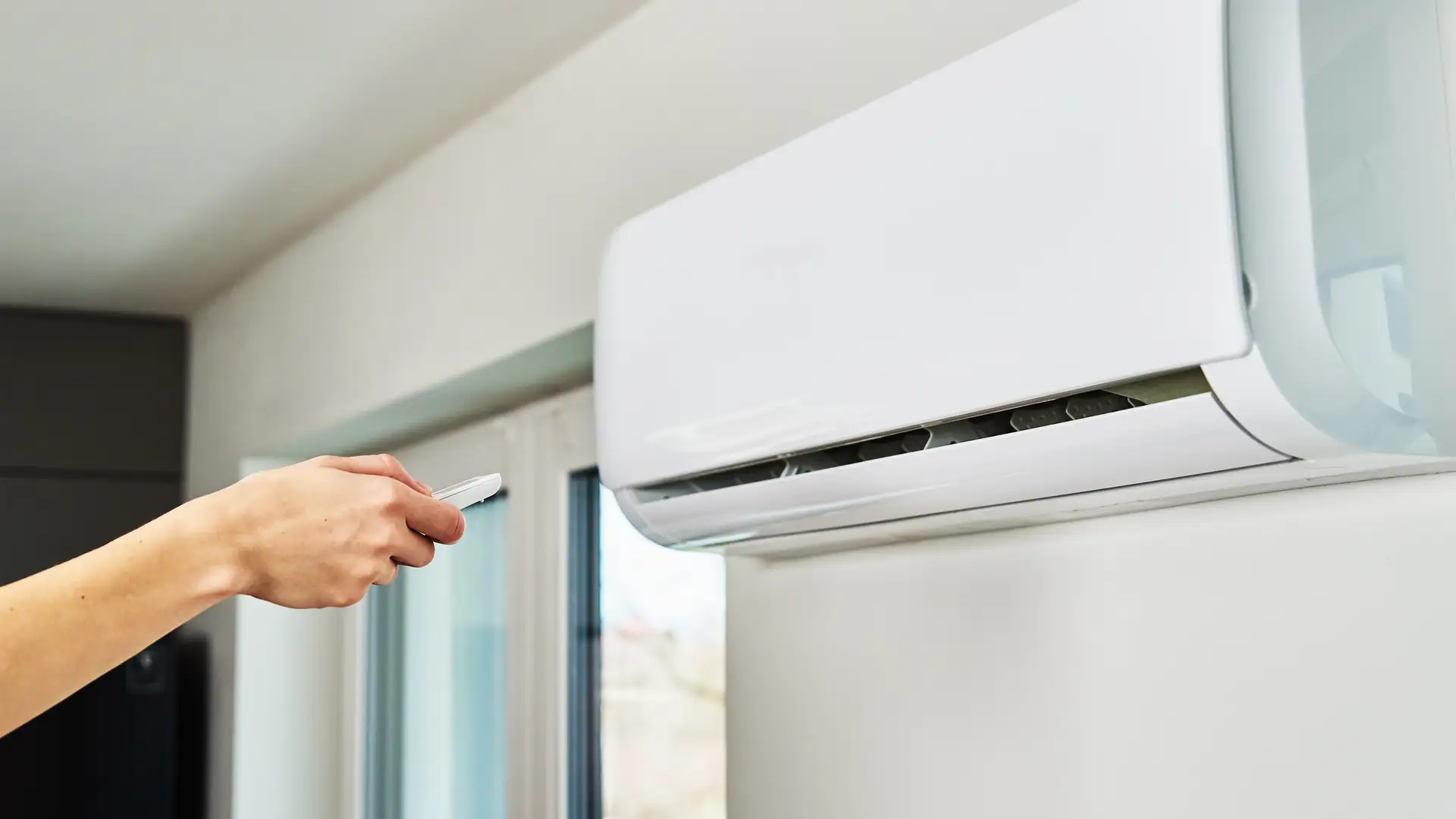 Réglage d'une climatisation à la télécommande à Fréjus