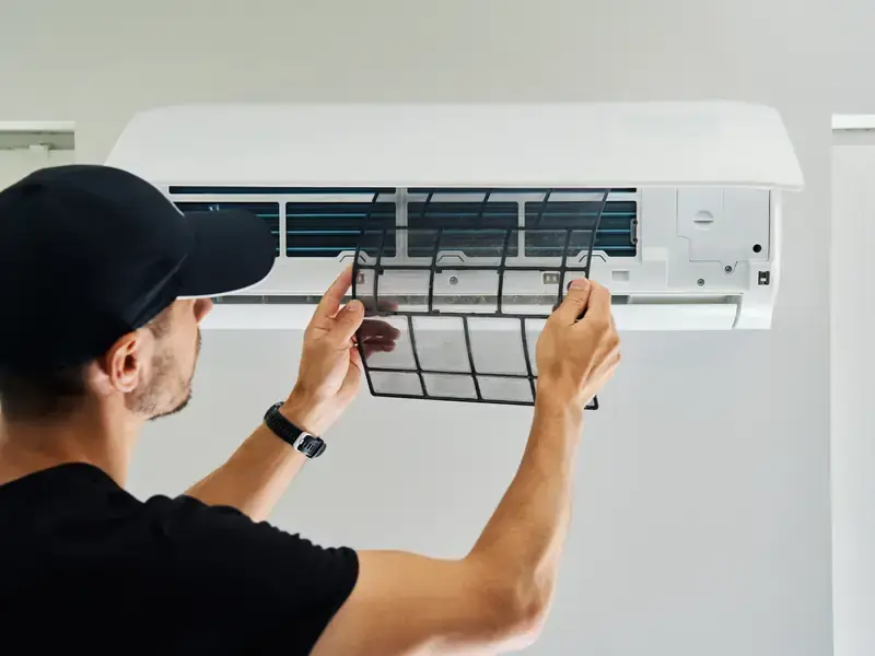 Nettoyage du filtre d'une climatisation à Fréjus