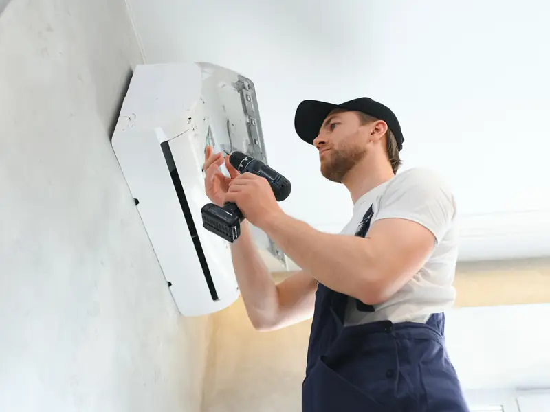 Perçage pour la fixation d'un climatiseur à Fréjus