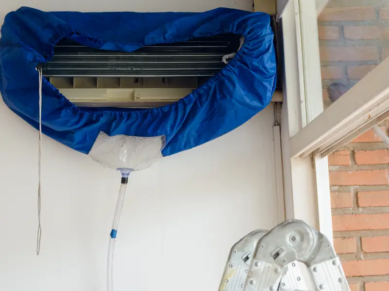 Housse de lavage installée sous un split à Fréjus